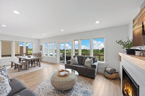 Smart-TV, Kamin, Videospiele, Bücher