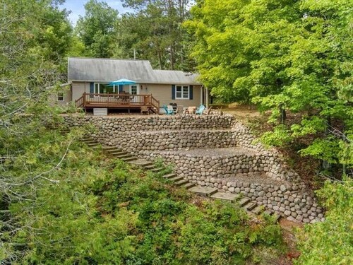Chute Pond Chalet: Charming 4-Bed Lakefront Cottage on Chute Pond
