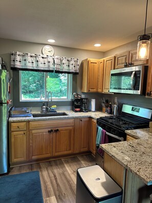 Kjøleskap, mikrobølgeovn, ovn og kokeplater