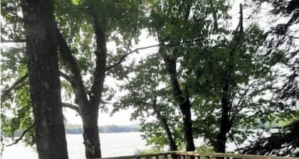 Lake Iroquois. Cozy Lakeside Retreat, Close to Williston, Burlington, Skiing