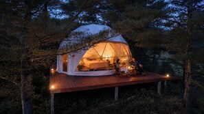 A dome-shaped tent with a wooden deck, surrounded by trees. - Private Pond Retreat with Dome, Dockside Hot Tub and 3 Sleeping Spaces (Glenfield)