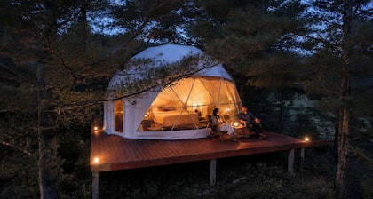 Private Pond Retreat with Dome, Dockside Hot Tub and 3 Sleeping Spaces