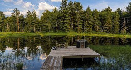 Private Pond Retreat with Dome, Dockside Hot Tub and 3 Sleeping Spaces