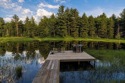 Private Pond Retreat with Dome, Dockside Hot Tub and 3 Sleeping Spaces