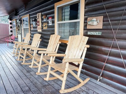 Perfect Family Cabin! 3 Master Suites, Sleeps 10, next to the park!