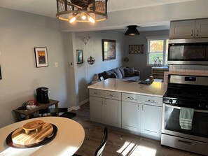 Réfrigérateur, micro-ondes, four, cafetière/bouilloire