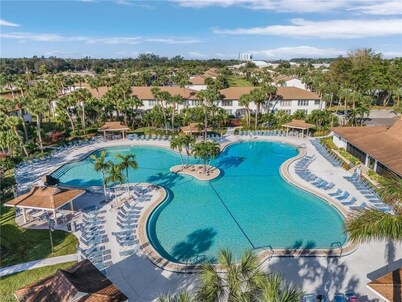 Chic 2-bedroom condo with AC, WiFi in Naples, Resort like pool. 3 miles to beach