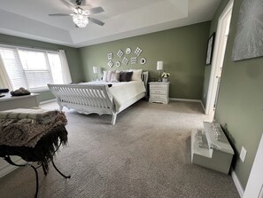 4 bedrooms, desk, iron/ironing board, travel cot - Spacious 4-bedroom house with fitness room one mile from Geist - Fishers (Fortville)