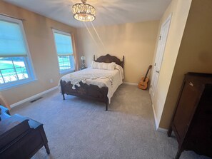 4 Schlafzimmer, Schreibtisch, Bügeleisen/Bügelbrett, Reisekinderbett