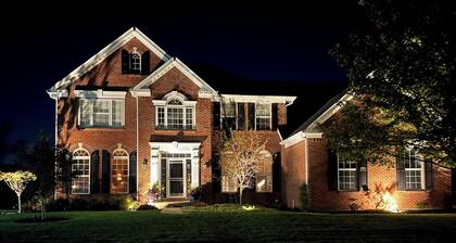 Spacious 4-bedroom house with fitness room one mile from Geist - Fishers