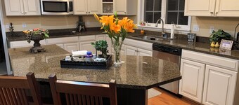 Spacious 4-bedroom house with fitness room one mile from Geist - Fishers 