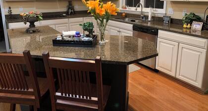 Spacious 4-bedroom house with fitness room one mile from Geist - Fishers