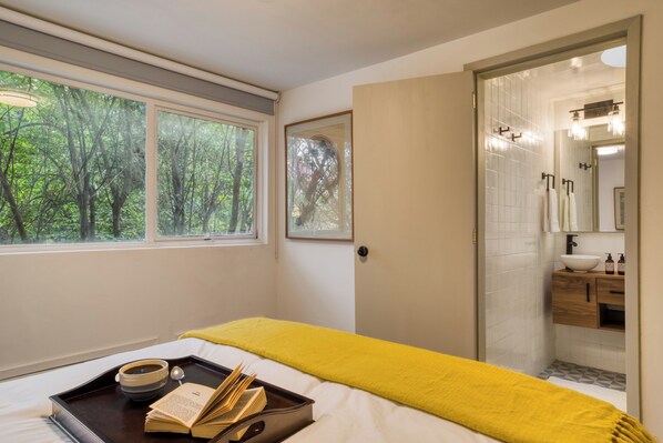 3 bedrooms, free WiFi, bed sheets - Comfy Apartment with Leafy Views by Tasman (Mexico City)