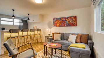 Departamento Confort, 3 habitaciones, vista a la ciudad | Área de sala de estar