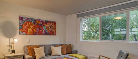 Comfort Apartment, 3 Bedrooms, City View | Living area