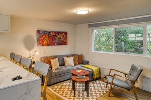 Living area - Comfy Apartment with Leafy Views by Tasman (Mexico City)