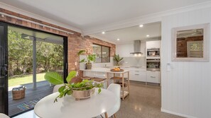 Fridge, oven, stovetop, coffee/tea maker