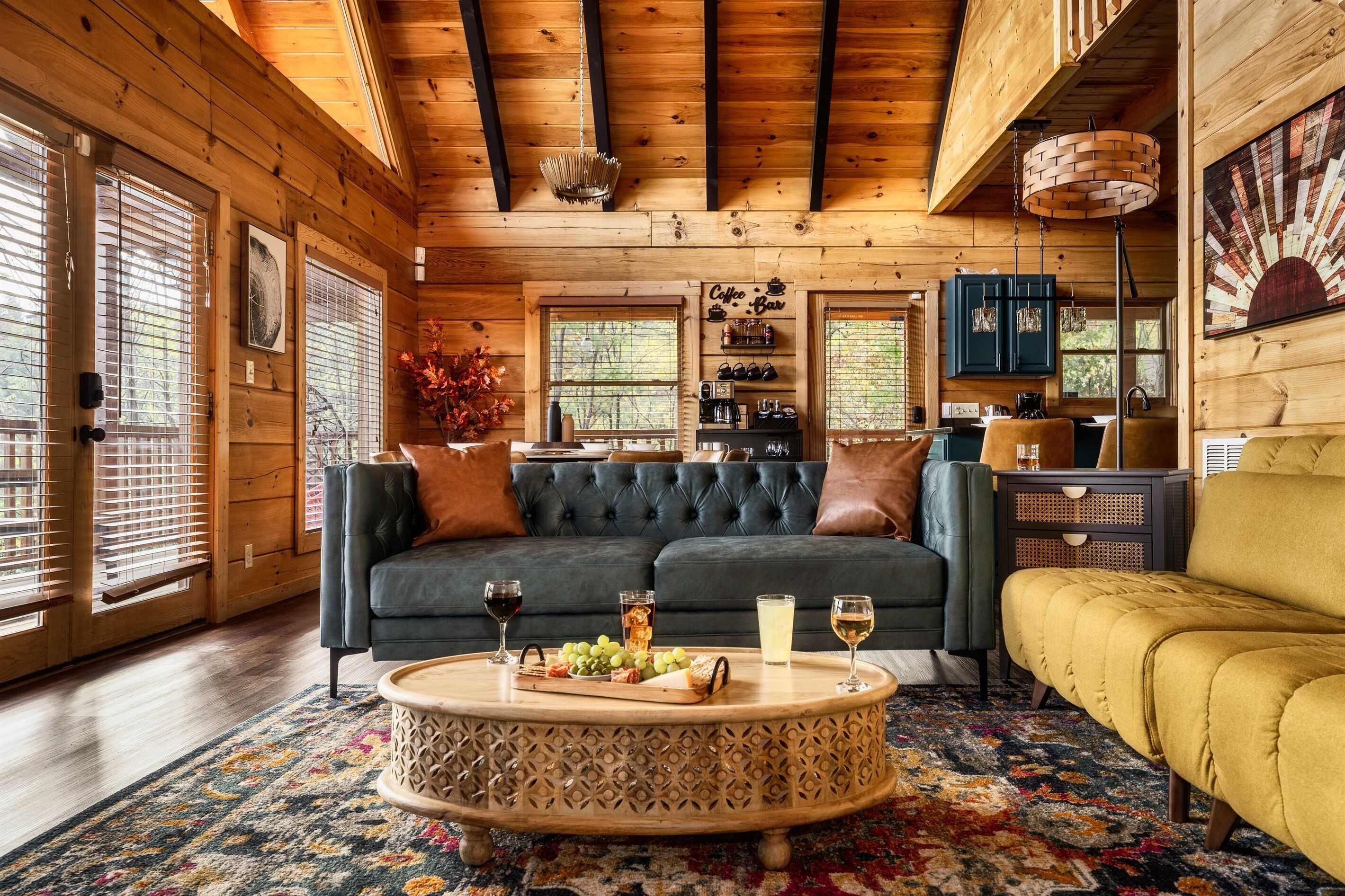 Smart TV, chimenea, futbolito y estéreo 