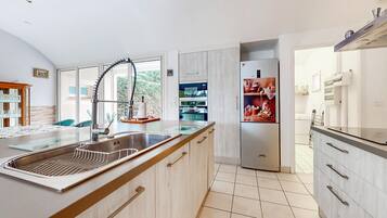 Fridge, oven, dishwasher