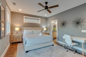 4 habitaciones, escritorio y tabla de planchar con plancha