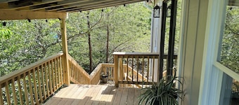 Charming studio in lovely Topping with AC, WiFi that has stunning water views!