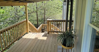 Charming studio in lovely Topping with AC, WiFi that has stunning water views!