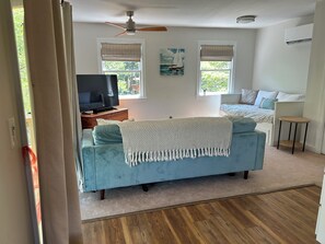 1 bedroom, WiFi, bed sheets - Charming studio in lovely Topping with AC, WiFi that has stunning water views! (Topping)