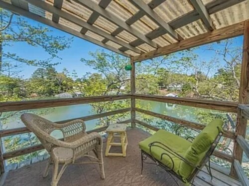 Charming studio in lovely Topping with AC, WiFi that has stunning water views!