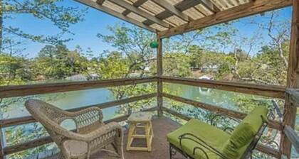 Charming studio in lovely Topping with AC, WiFi that has stunning water views!