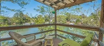 Charming studio in lovely Topping with AC, WiFi that has stunning water views!