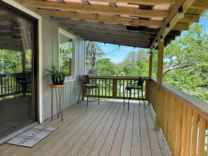 Property grounds - Charming studio in lovely Topping with AC, WiFi that has stunning water views! (Topping)