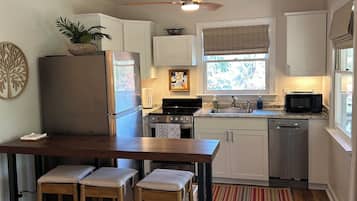 Geladeira, micro-ondas, fogão, cooktop