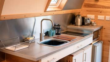 Coffee/tea maker, fridge, microwave, stovetop