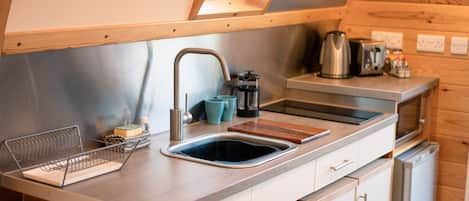 Coffee/tea maker, fridge, microwave, stovetop