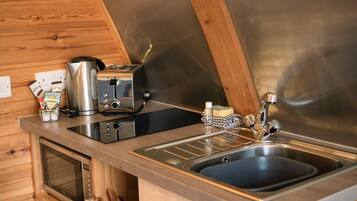 Coffee/tea maker, fridge, microwave, stovetop