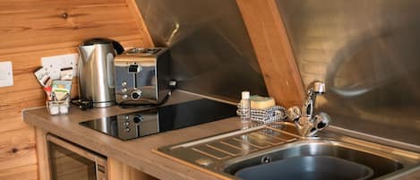 Wasserkocher mit Kaffee-/Teezubehör, Kühlschrank, Mikrowelle, Herdplatte