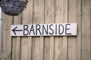 A directional sign with the word "BARNSIDE" and an arrow pointing left. - Cosy Rural Glamping Cabin With Hot Tub (Kinloss)