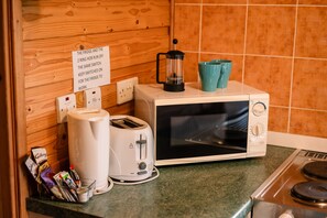 Coffee/tea maker, fridge, microwave, stovetop - Rustic Log Cabin With Hot Tub (Kinloss)