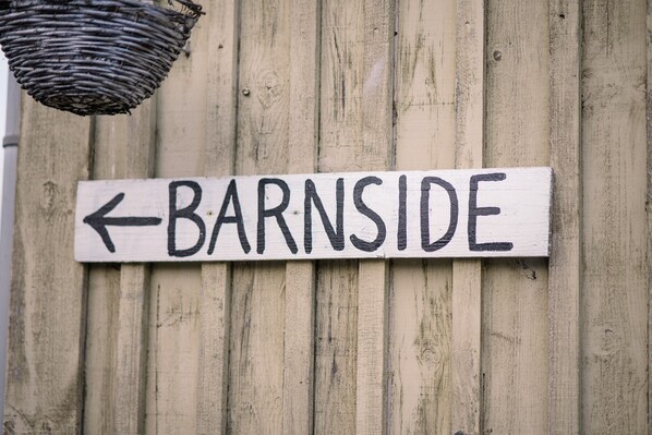 Een richtingwijzer met de tekst 'BARNSIDE' en een pijl die naar links wijst.