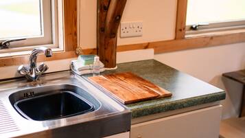 Geladeira, micro-ondas, cooktop, cafeteira/chaleira