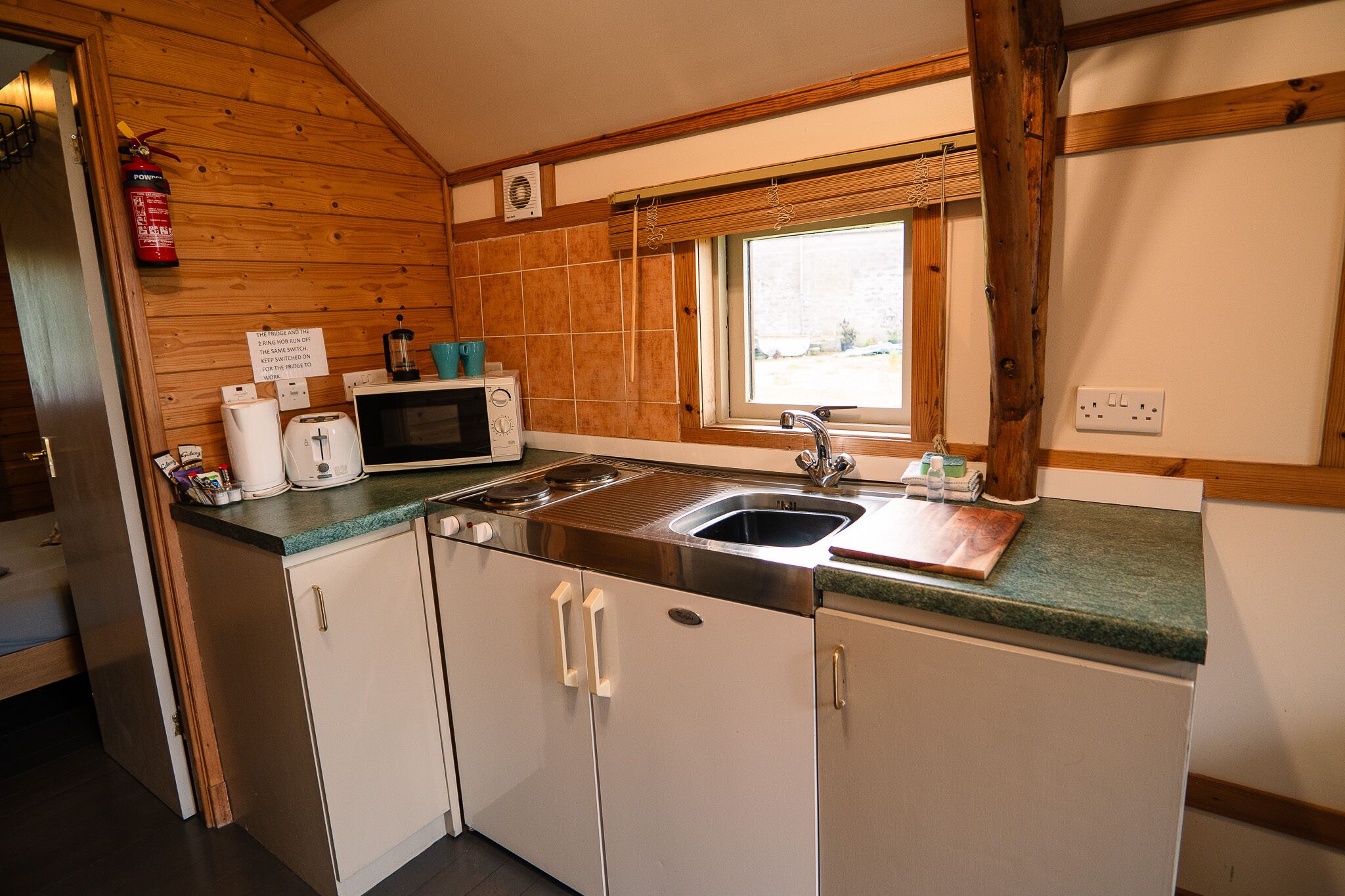 Coffee/tea maker, fridge, microwave, stovetop