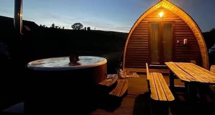 Cosy Cabin with Hot Tub in the Welsh Countryside