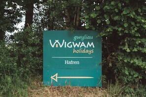 A sign for 'VIGWAM holidays' with a directional arrow pointing left.