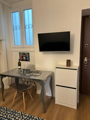 Apartment | Dining - Pleasant Apartment Near Center (Milan)