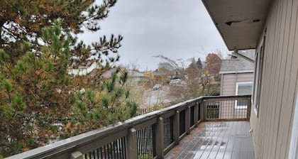 Charming 2-bedroom water view house, WiFi in nice Bremerton
