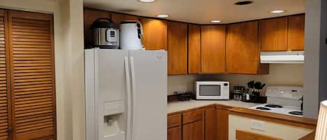 Frigorifero, microonde, forno, piano cottura