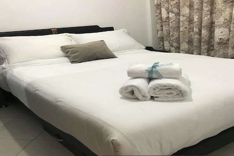 5 bedrooms, iron/ironing board, WiFi, bed sheets. 5-beds apartment with AC, WiFi, Smart TV # Meknes