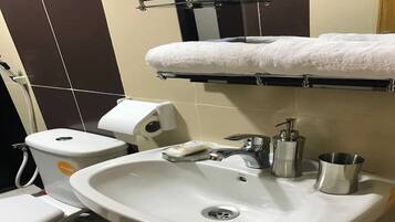 Douche, bidet, serviettes fournies, savon