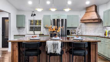 Een koelkast, een magnetron, een oven, een kookplaat