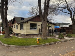 Exterior - Charming 2-bedroom in Gorgeous downtown Coeur d'Alene. 1.3 Miles to Beach! (Coeur d'Alene)